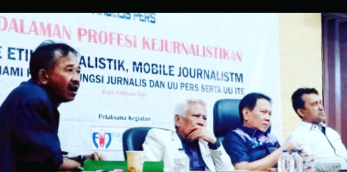 Narasumber pada acara pendalaman profesi kejurnalistikan salah satunya Sekjen Majelis Pers, Ozzy. (dok*Rafffa) 