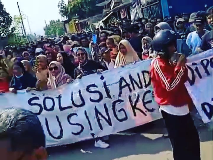 Tolak Penutupan Jalur Perlintasan oleh PT KAI, Ratusan Warga Kampung Baru Bojong Gelar Aksi Protes