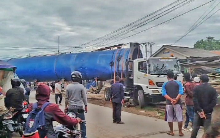 Akibat Armada Besar Perusahaan, Empat Bangunan di Muara Bakti Rusak, Warga Sempat Hadang Truk!