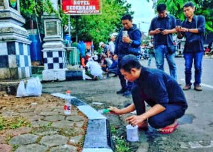 Syukuran Sebagai Bupati Terpilih, Om Zein Bersama Relawan Lakukan Pengecatan Trotoar