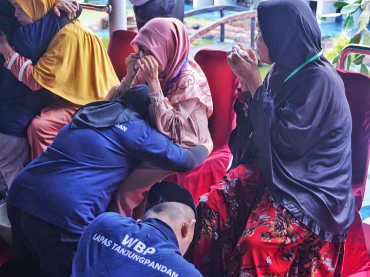 Moment Haru, Warga Binaan Lapas Tanjungpandan Bersimpuh dan Cuci Kaki Ibu