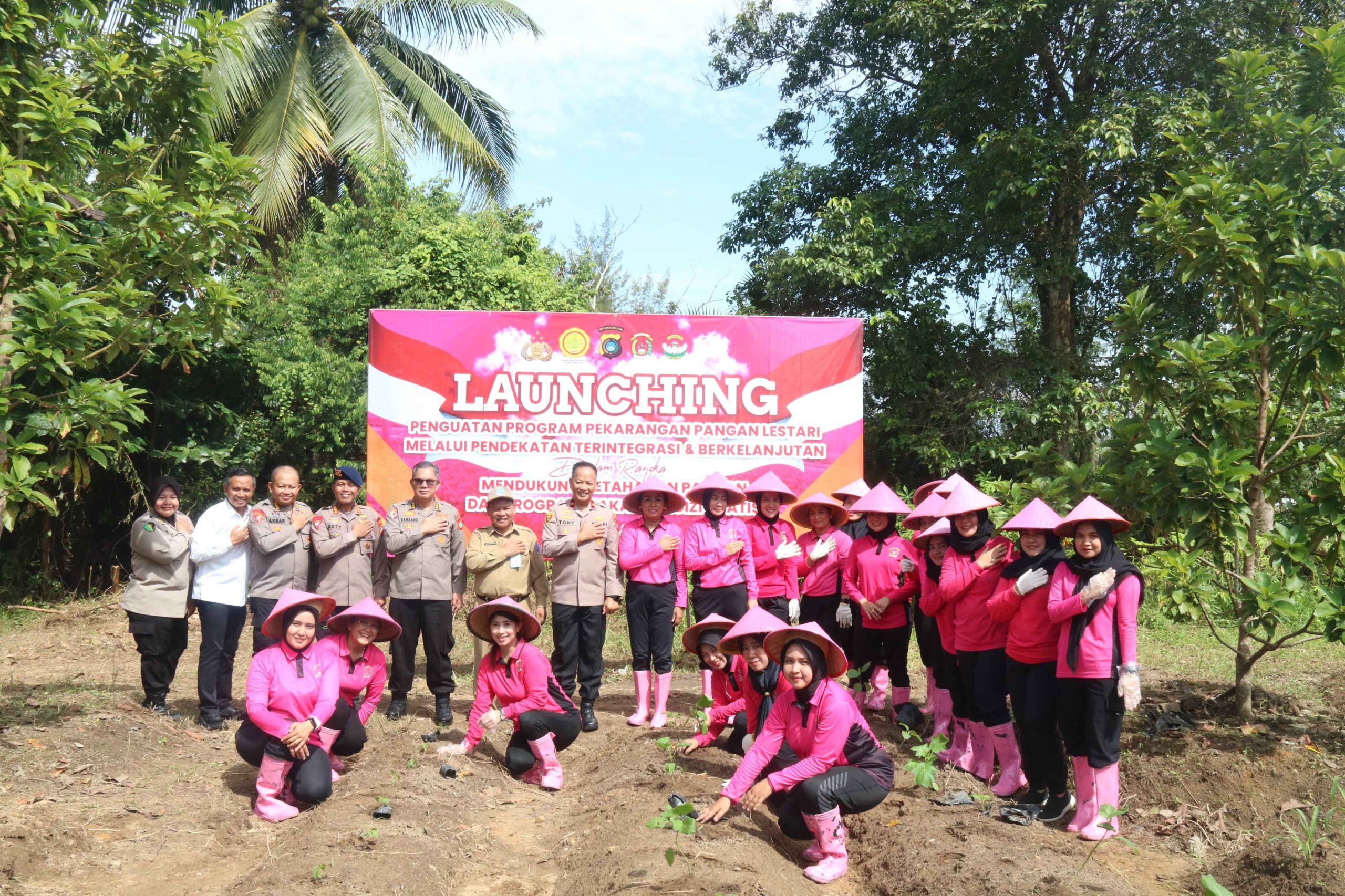 Polda Babel Tanam Ribuan Bibit Tanaman dan Lepas 5000 Benih Ikan, Dukung Program Pangan Lestari Polri!