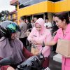 Ketua Bhayangkari Daerah Babel Bagikan 350 Paket Takjil Untuk Masyarakat Di Halaman Mapolda