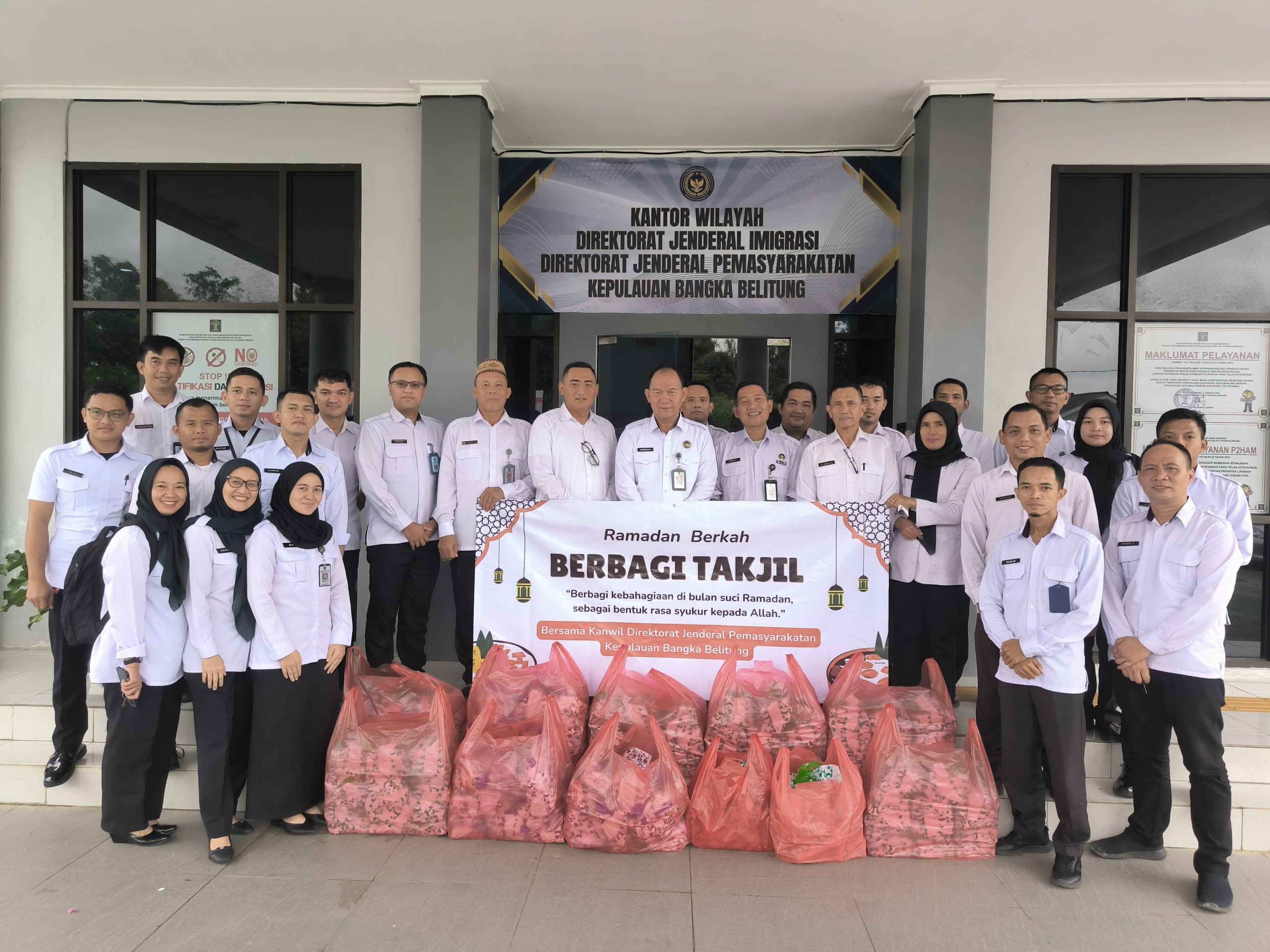 Berkah Ramadhan, Kakanwil Herman Sawiran Beserta Jajaran Bagikan Takjil ke Masyarakat Sekitar