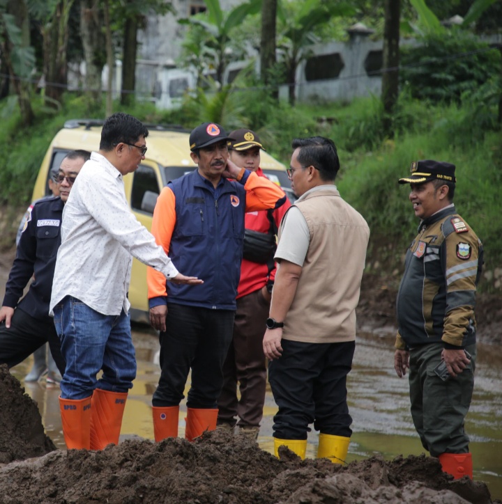 Bupati Garut Tinjau Lokasi Banjir, Tegaskan Penanggulangan Berkelanjutan!