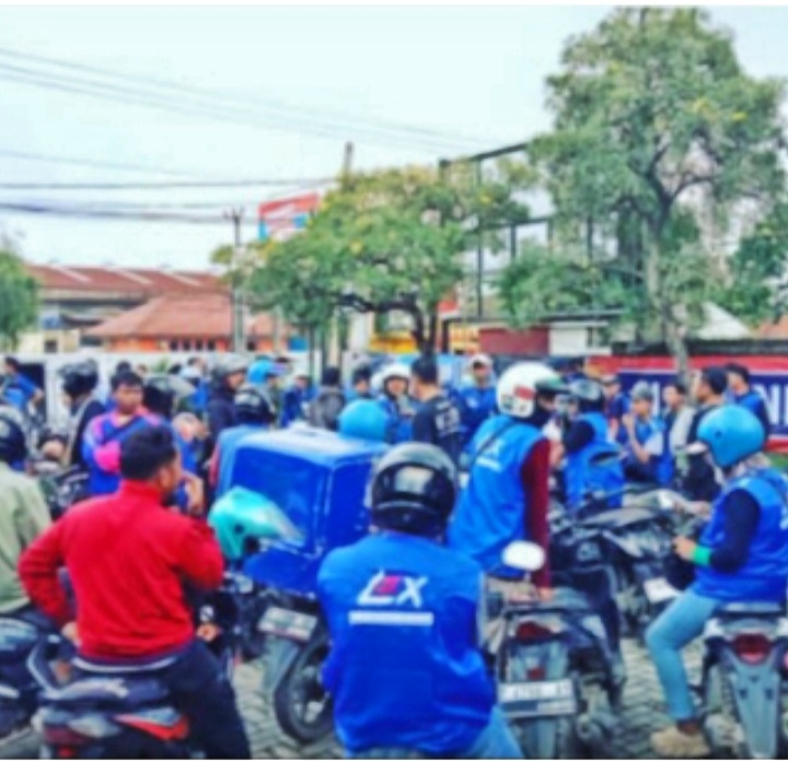 Ratusan Kurir Lazada Logistic Gerudug Kantor Disnakertrans Karawang!
