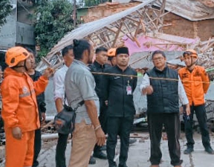 Dua Rumah Hancur Akibat Pergeseran Tanah di Perumahan Dian Anyer, Purwakarta
