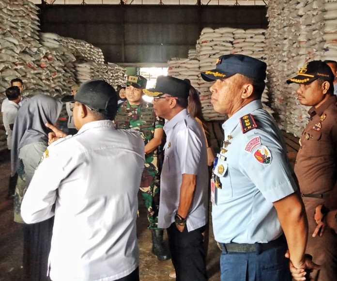 Menjelang Idul Fitri, Bupati Belitung Tinjau Harga dan Stok Bahan Pokok di Pasar dan Gudang