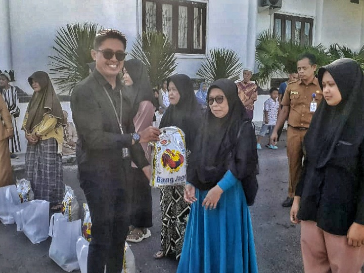 Bank Kalteng Salurkan Paket Sembako Gratis di Pasar Penyeimbang Kotawaringin Barat.