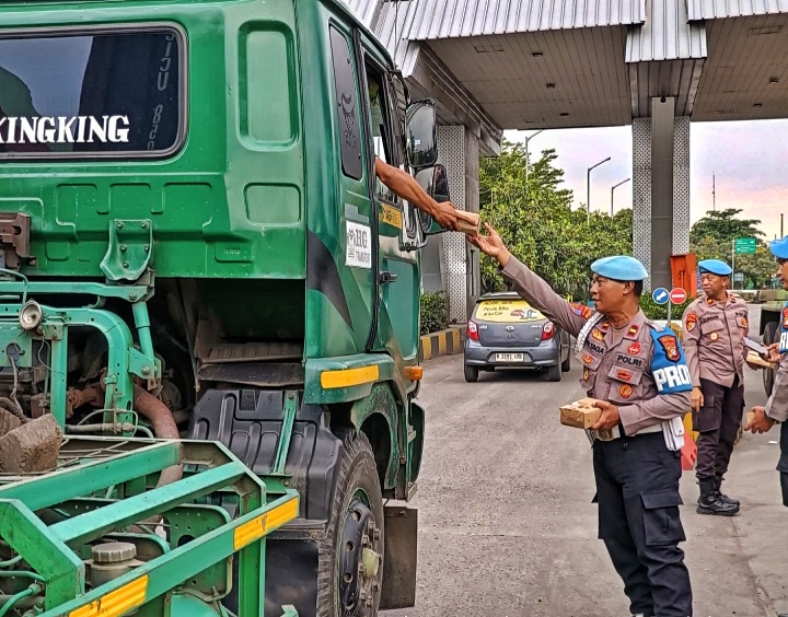 SIPROPAM Polres Pelabuhan Tanjung Priok Bagikan Takjil Untuk Para Driver Trailer yang Melintas di Pos 1