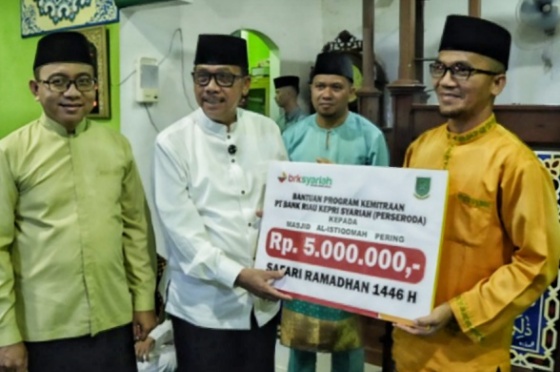 Sambangi Masjid Al-Istiqomah Pering, Wakil Bupati Natuna Salurkan Bantuan Rumah Ibadah dan Sembako PP
