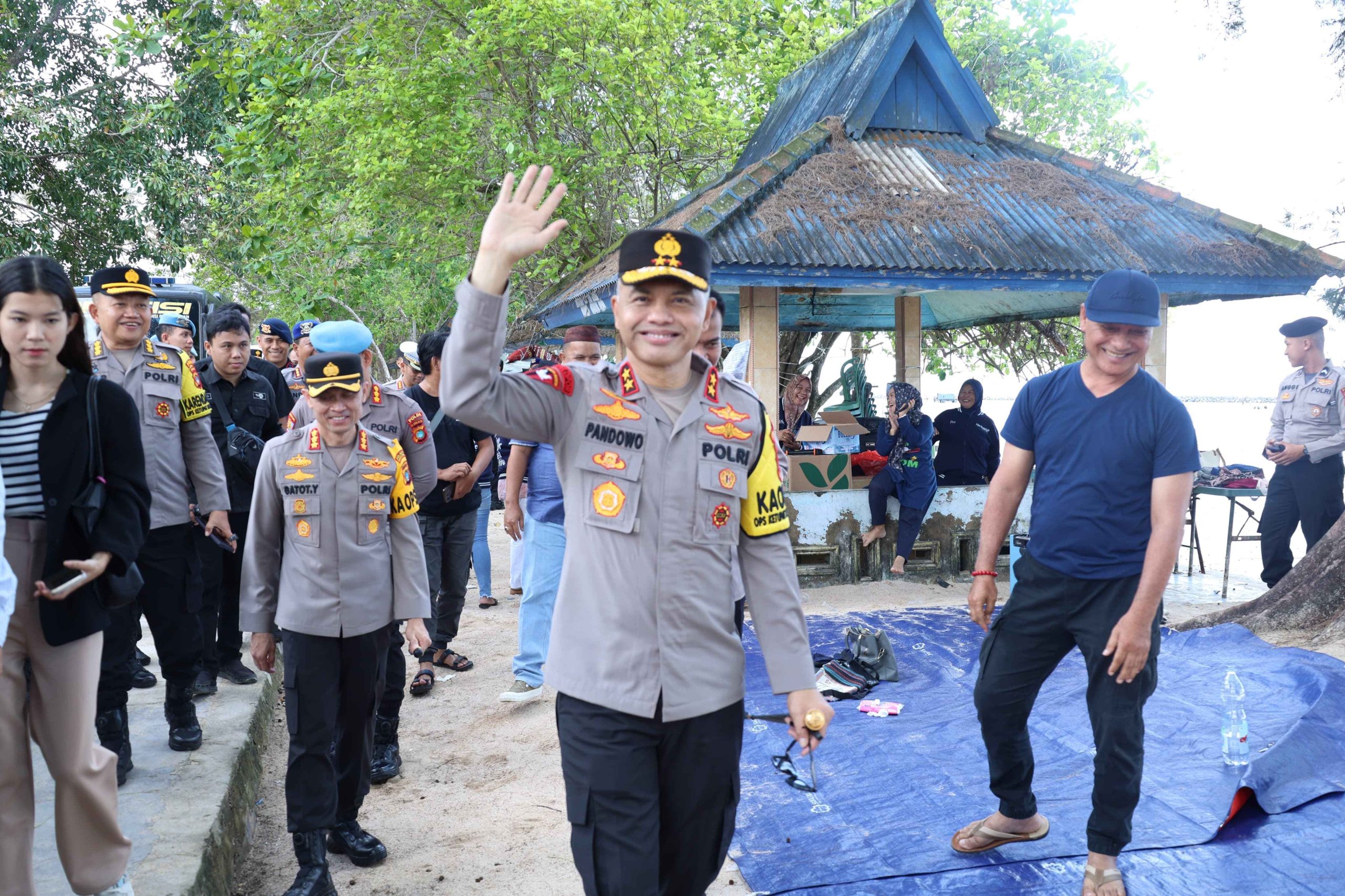 Pantau Wisata Pantai Pasir Padi, Kapolda Babel Pastikan Secara Umum Situasi Kamtibmas Aman Dan Kondusif