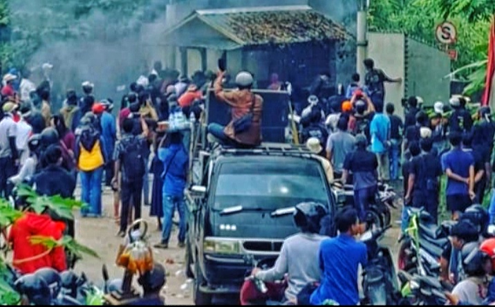 Warga Geruduk Pabrik Semen di Karawang, Desak Pemprov Jabar Cabut Izin Tambang di Kawasan Karst!