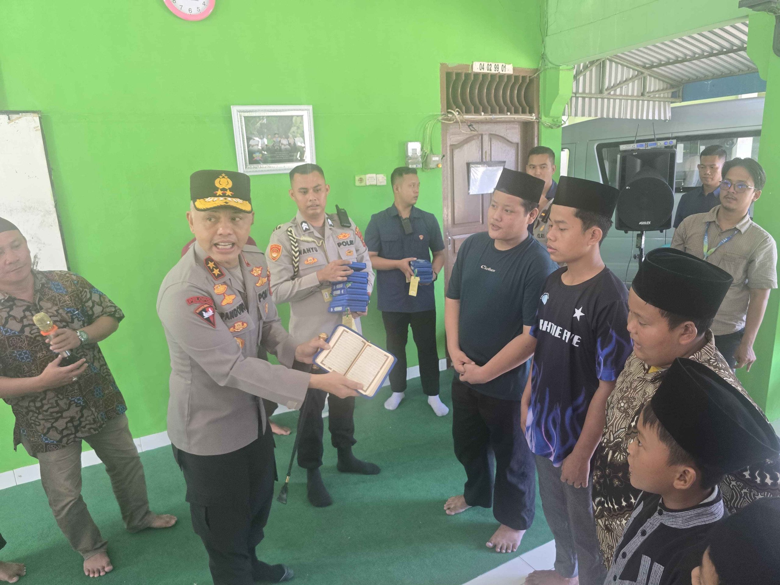 Kunjungi 2 Panti Asuhan Di Pangkalpinang, Kapolda Babel Berbagi Al-Quran