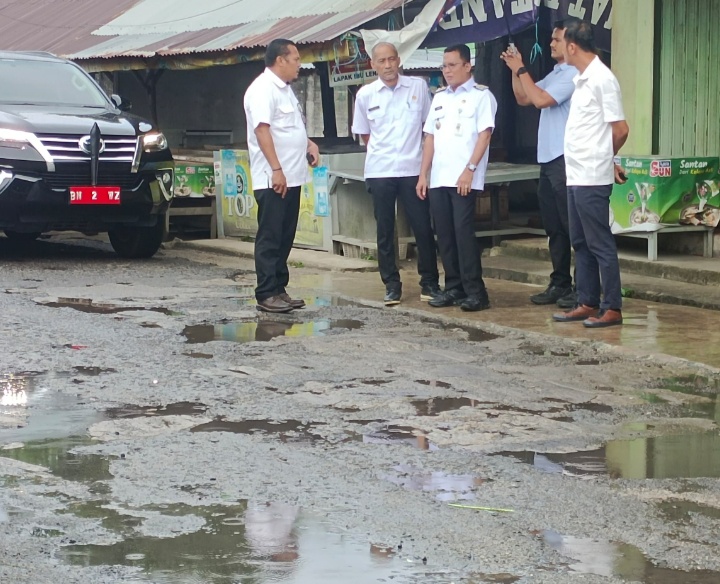 Wakil Bupati Belitung Tinjau Kerusakan Jalan dan Saluran Air di Kawasan Pasar Hatta
