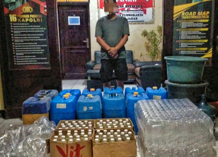 Polres Purwakarta Sita Ribuan Botol Miras dalam Operasi Gabungan