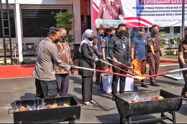 Kejari Purwakarta Musnahkan Barang Bukti dari 61 Perkara Hukum Tetap