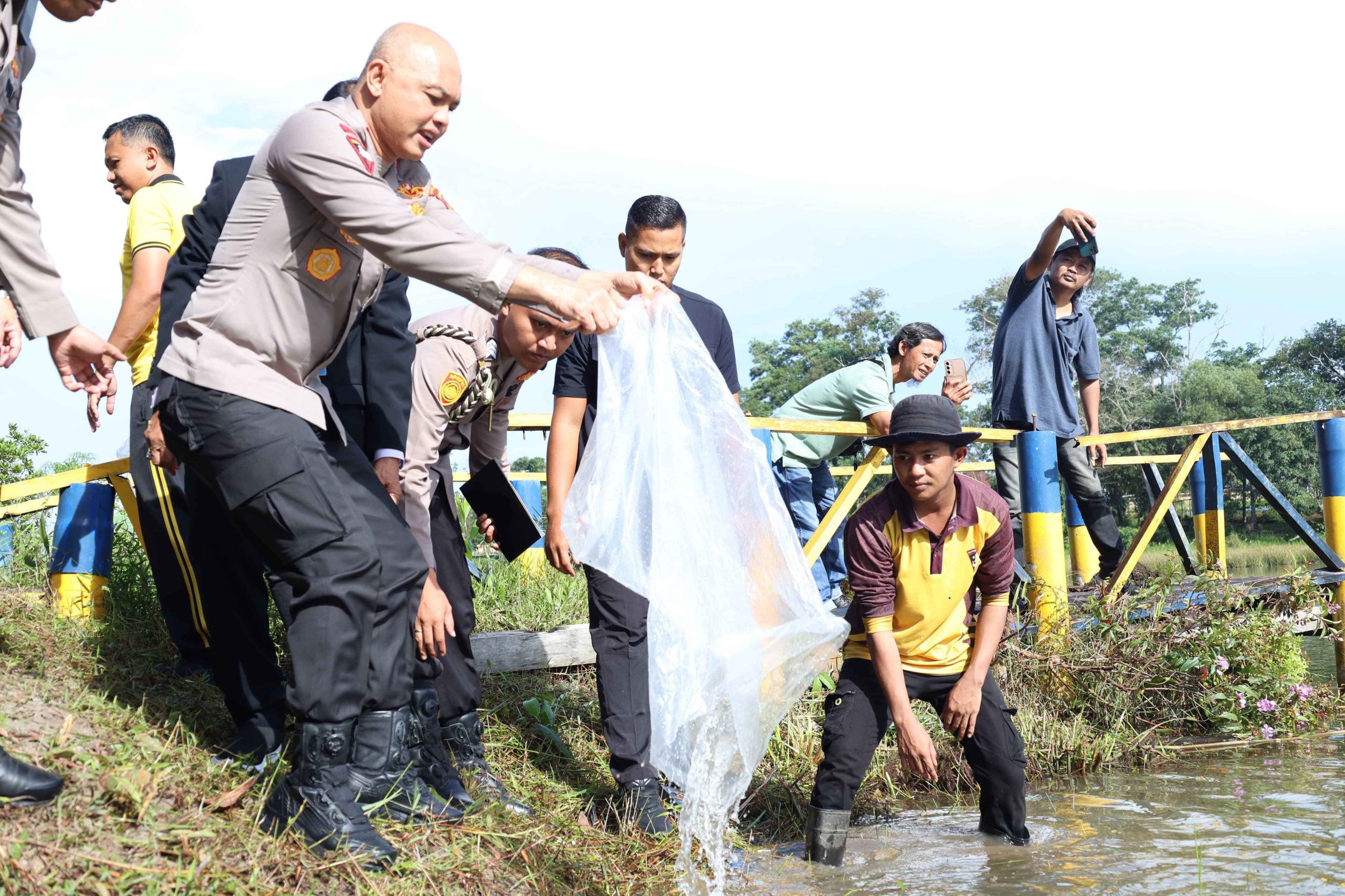 Polda Babel Kembali Tebar Ribuan Bibit Ikan di Bhay Park, Kapolda: Semoga Bisa Berikan Hiburan Bagi Masyarakat