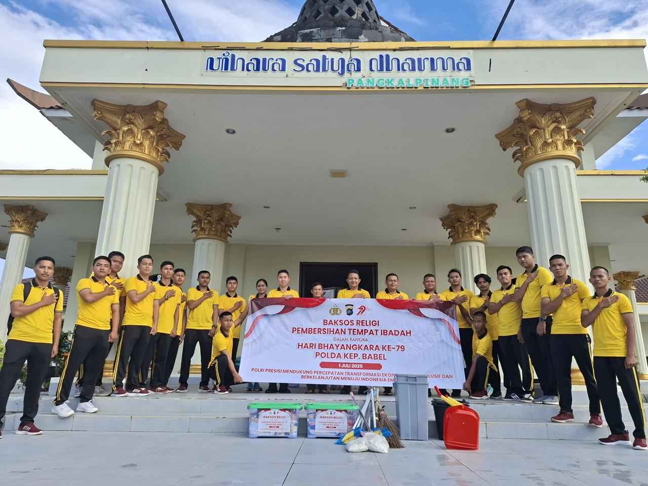 Polda Babel Gelar Baksos Religi Jelang HUT Bhayangkara Ke 79, Bersih Tempat Ibadah Hingga Beri Bantuan