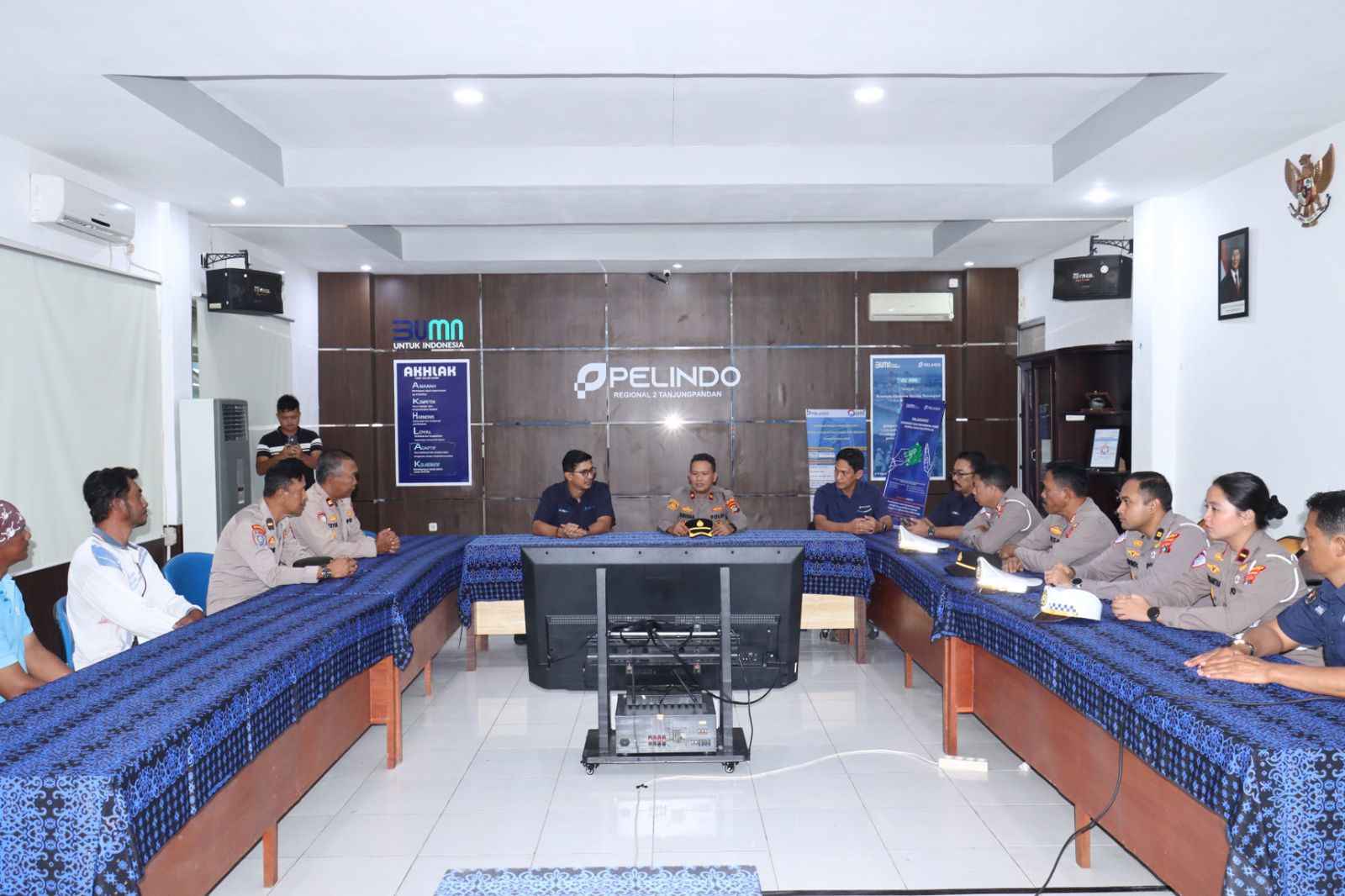 Wakapolres Belitung Ajak Sopir dan Buruh Pelabuhan Sarapan Pagi Bersama