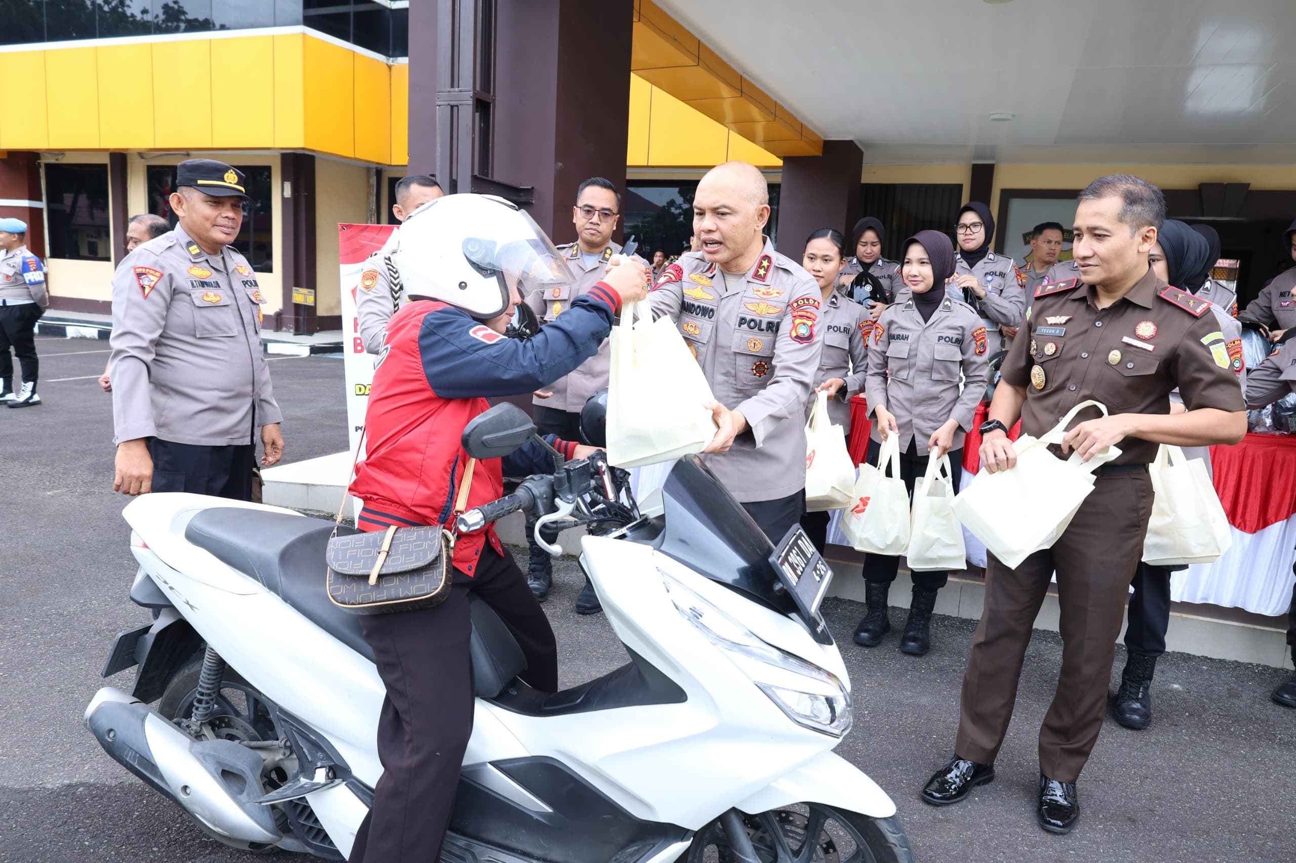 Silaturahmi Sinergitas TNI-Polri-Kejaksaan di Babel Jelang Hari Bhayangkara Ke 79, Bagi-bagi Tanda Mata Ke Masyarakat