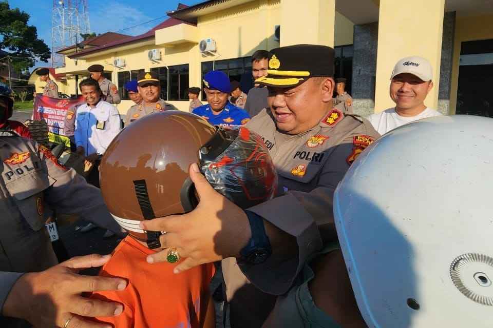 Polres Belitung Bagikan 100 Paket Bingkisan dan Helm Gratis Sambut Hari Bhayangkara ke-79