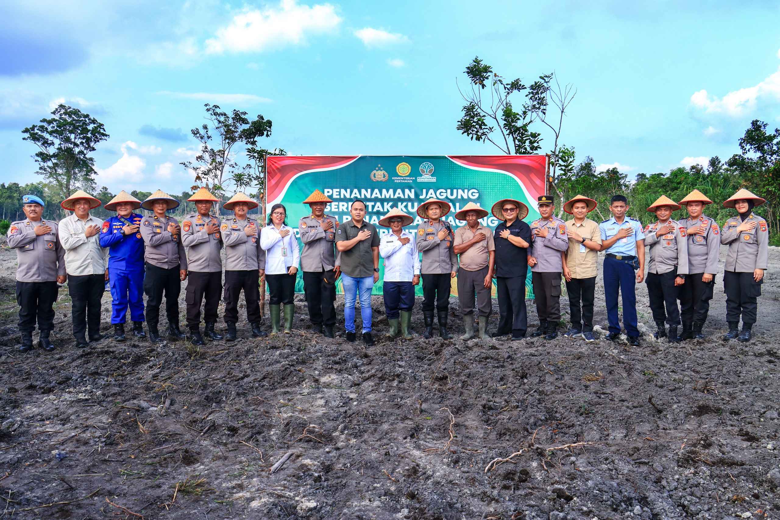 Polres Belitung Dukung Swasembada Pangan Nasional Melalui Penanaman Jagung Serentak di Lahan Perhutanan Sosial