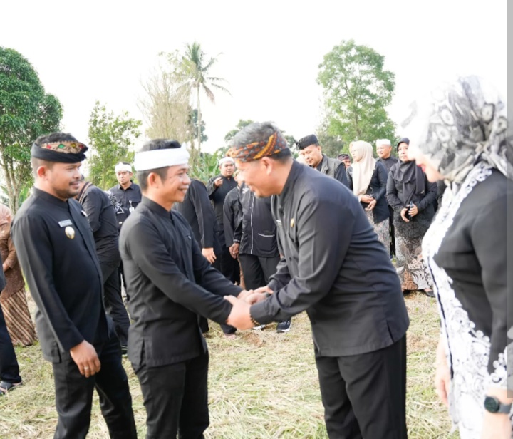 Pelantikan di Tengah Sawah: Menanam Kepemimpinan, Menuai Harapan!