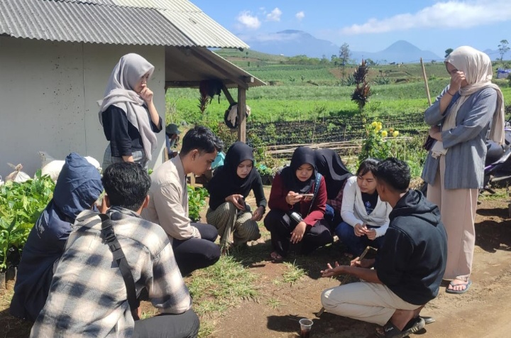 Dorong Penghijauan dan Perkuat Ekonomi Petani, Mahasiswa IPB dan GTI Tanam 2.000 Pohon Kopi di Garut