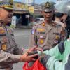 Dit Lantas Polda Babel Bagikan Puluhan Paket Sembako Ke Pengendara, Ingatkan Pentingnya Keselamatan Berkendara