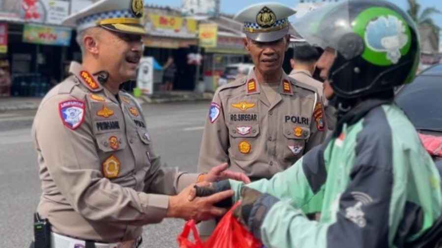 Dit Lantas Polda Babel Bagikan Puluhan Paket Sembako Ke Pengendara, Ingatkan Pentingnya Keselamatan Berkendara