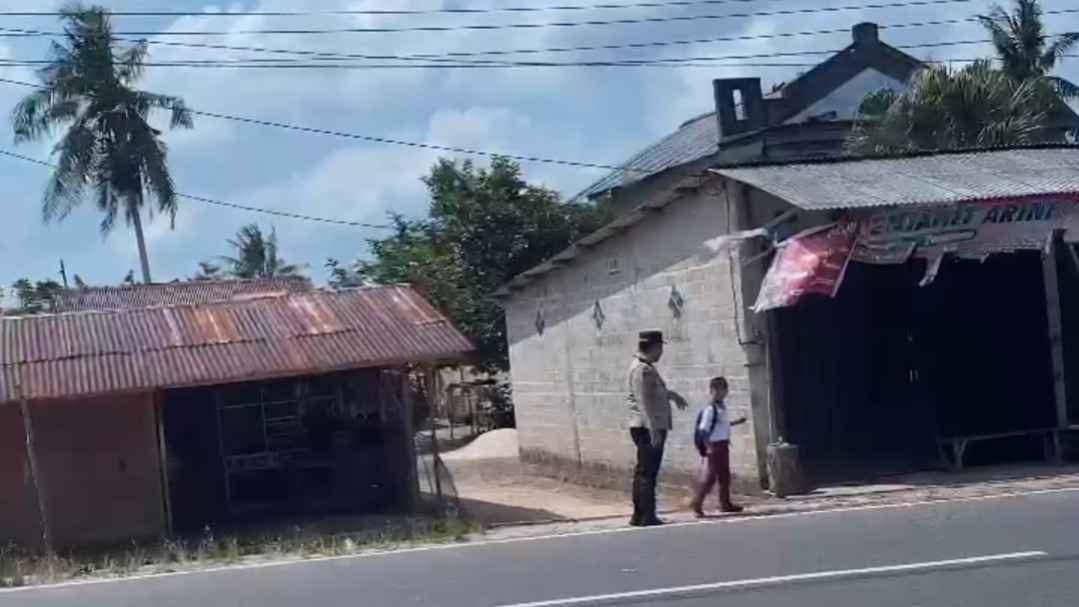 Spontan, Kapolres Basel Mendadak Turun Dari Mobil Dinas Dan Bantu Anak SD Seberangi Jalan