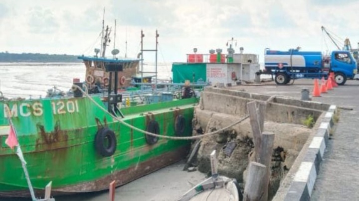 Diduga Langgar Aturan, Kegiatan Bongkar Muat BBM di Pelabuhan Umum Dabo Singkep Jadi Sorotan!