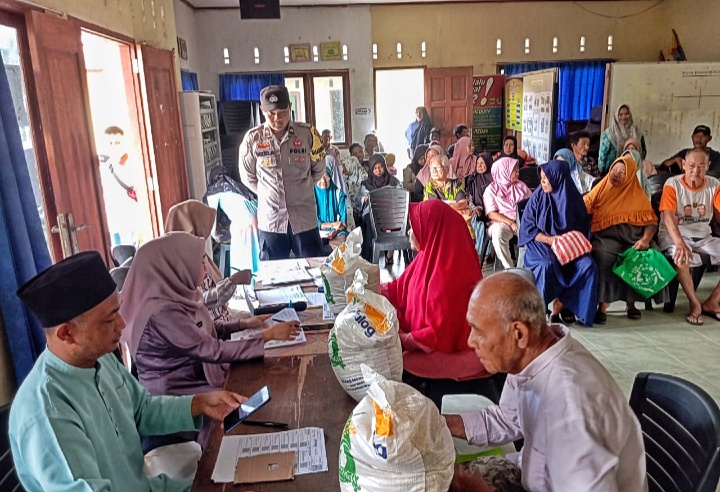 Bhabinkamtibmas Kawal Distribusi Bantuan Pangan: 20 Kg Beras untuk 105 Warga Kelurahan Raya