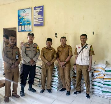 Brigpol Sukoy De Komar Awasi Penyaluran Beras Bulog di Lingga