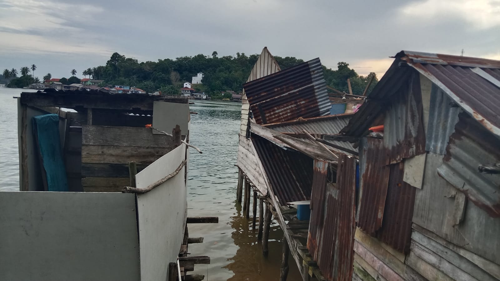 Polsek Daik Lingga Tanggap Cepat Bencana, Bantu Warga Korban Puting Beliung di Pulau Lipan