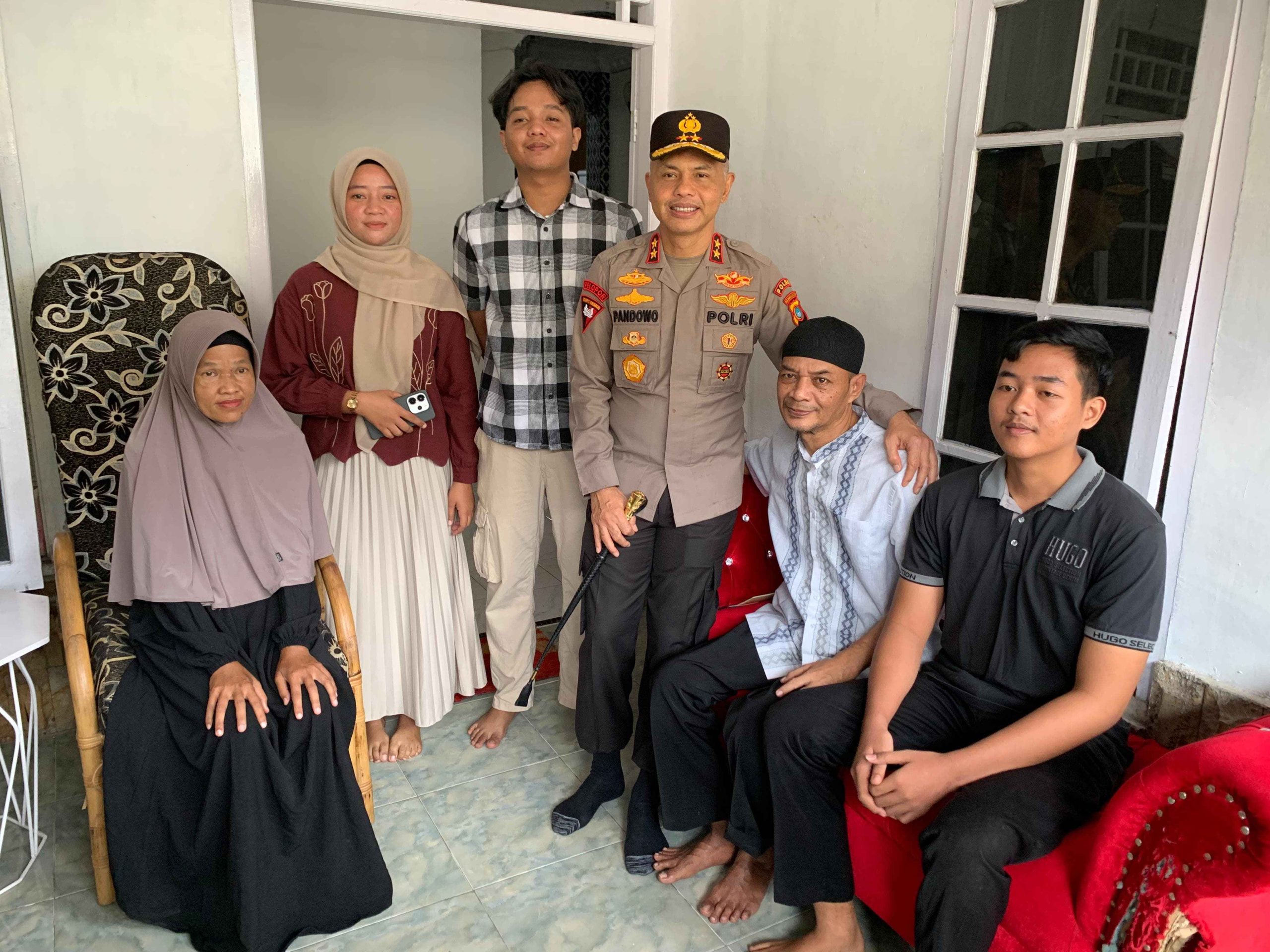 Kapolda Babel Jenguk Anggota Yang Sakit, Ajak Jajarannya Peduli Sesama Rekan Kerja