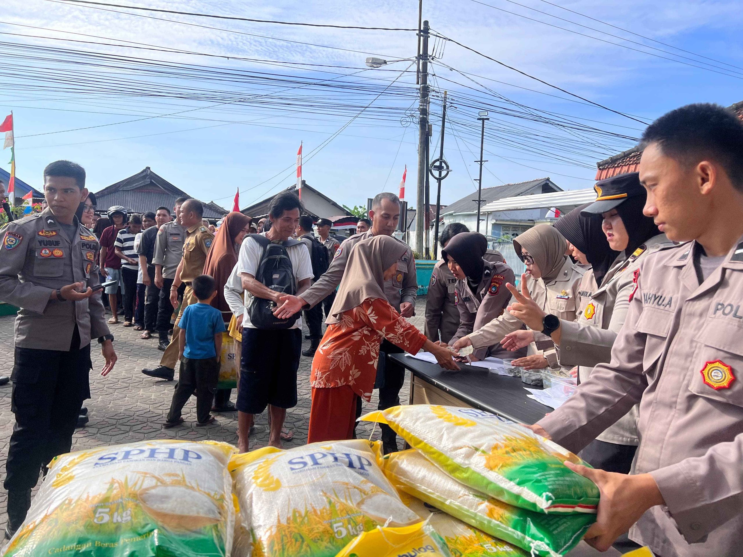 Polda Babel Hadirkan Gerakan Pangan Murah Di Kelurahan Dul, 2 Ton Beras Ludes Terjual Diserbu Warga