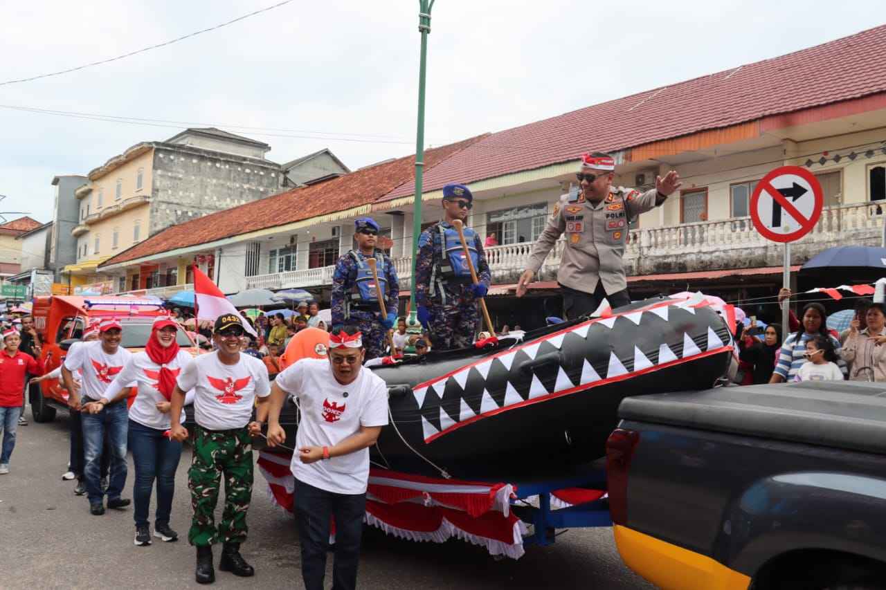 Aksi Tarian Pacu Jalur Hingga Bagi-bagi Bendera Merah Putih Kapolres Basel Warnai Semarak Karnaval HUT Ke 80 RI