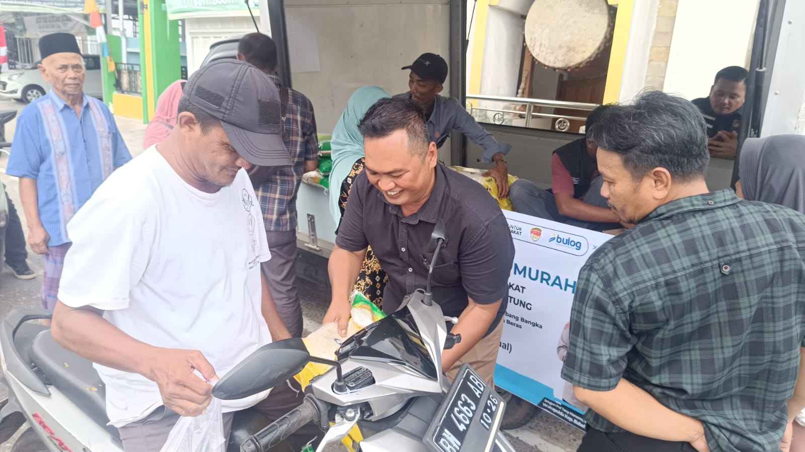 Gerakan Pangan Murah, Ditreskrimsus Polda Babel-Bulog Salurkan 2 Ton Beras SPHP Rp. 11.800/Kg