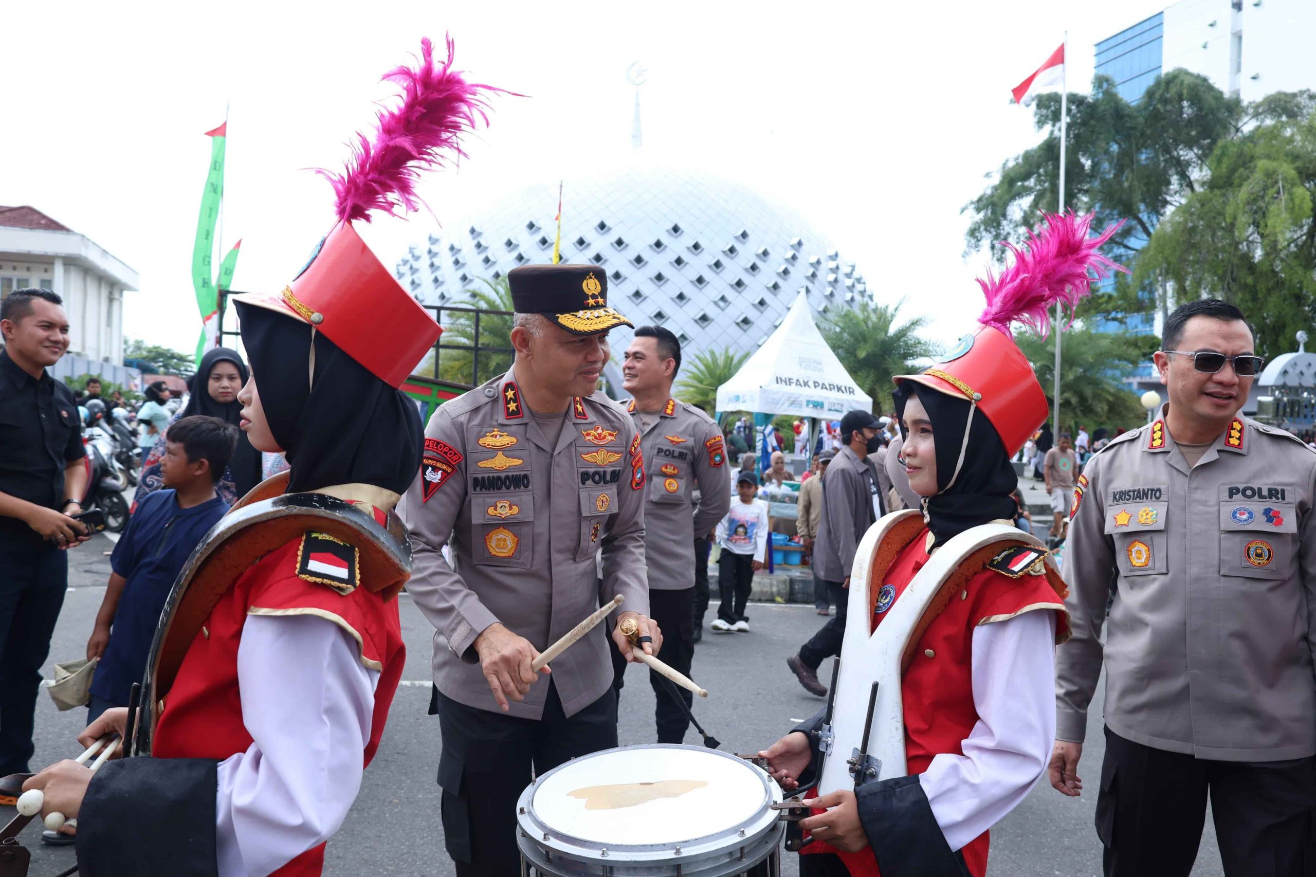 Kapolda Babel Berbaur dan Sapa Masyarakat Pangkalpinang Di Karnaval HUT Ke 80 RI