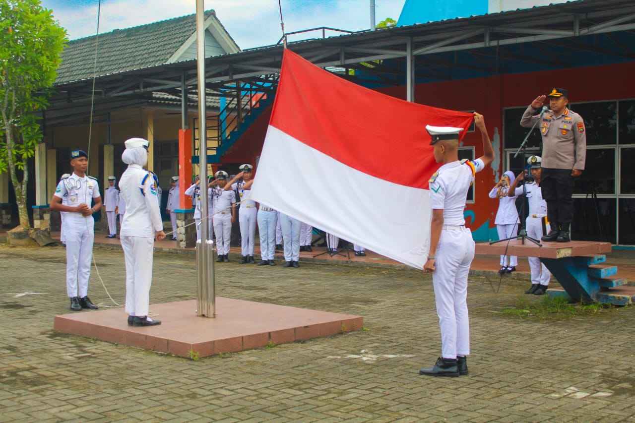 Jadi Pembina Upacara Di SMKN 4 Pangkalpinang, Ini Pesan Dir Binmas Polda Babel