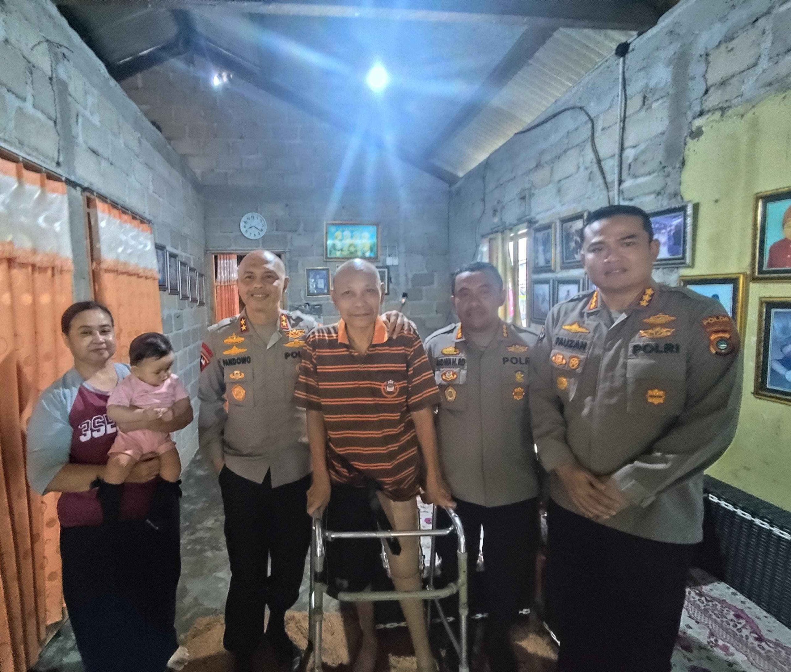 Kapolda Babel Susuri Gang Di Pangkalpinang, Serahkan Bantuan Kaki Palsu Buat Sawari