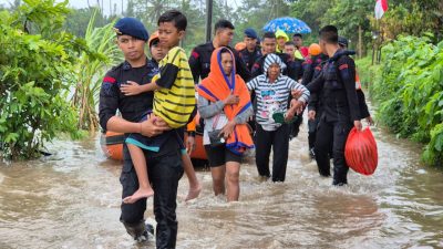 Paska Bali Dilanda Banjir Bandan Dan Longsor, Tim Gabungan Sat Brimob Melakukan Evakuasi Warga Korban Banjir