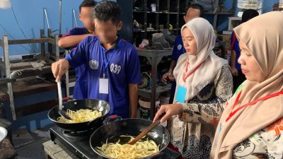 Lapas Klas IIB Batang Berikan Pelarihan Pada Warga Binaan, Pembiatan Stick Keju