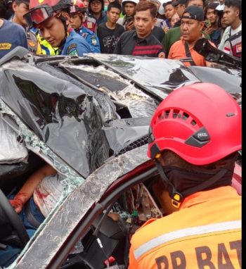 Truk Crane Tabrak Minibus dan Motor di Batam, Diduga Rem Blong dan Tak Uji KIR