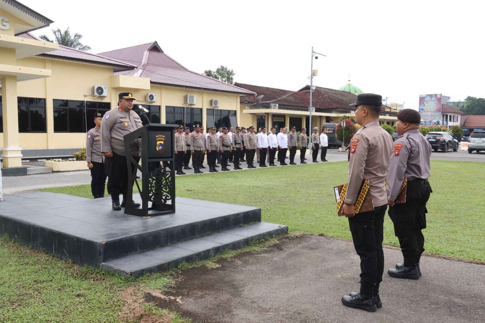 Kapolres Belitung Pimpin Apel Pagi dan Berikan Penghargaan kepada Personel Berprestasi