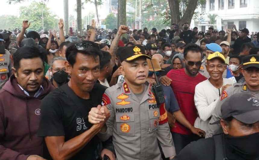 Temui Massa Aksi Unras Di PT. Timah, Kapolda Babel Imbau Masyarakat Tertib Dan Tak Anarkis