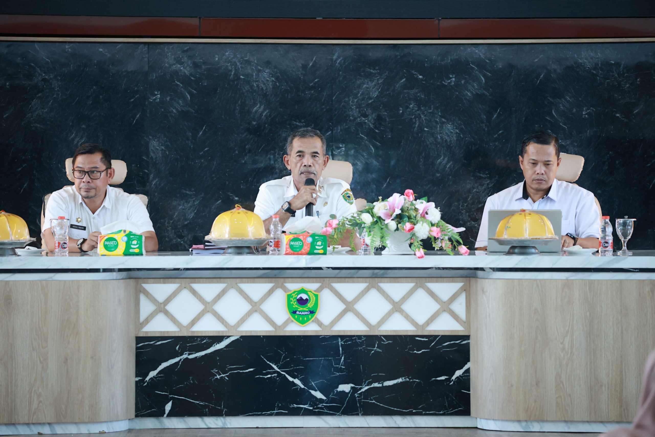 Pj. Sekda Abubakar saat memimpin rapat (foto Humas IKP)