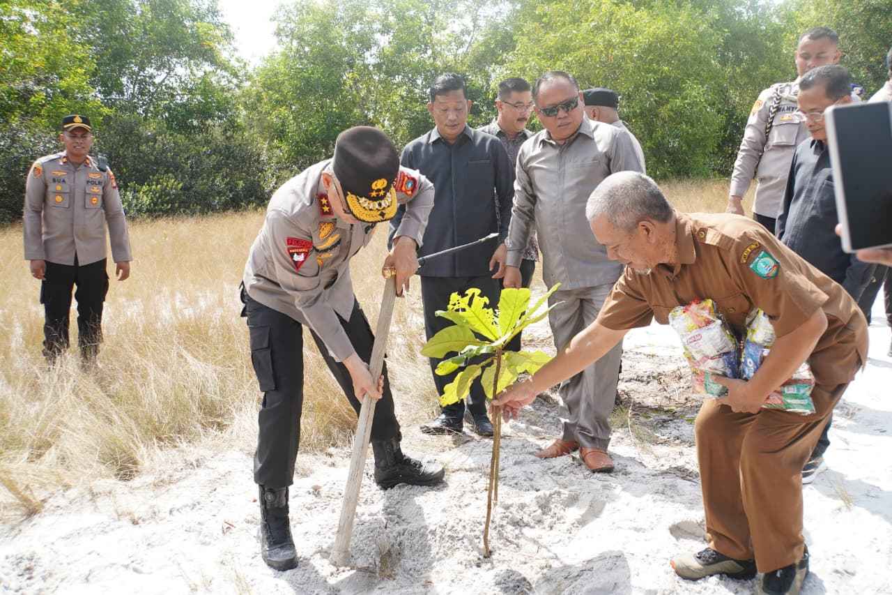 Kapolda Babel Kunjungi Belitung Timur, Tanam Pohon Di Objek Wisata SD Laskar Pelangi